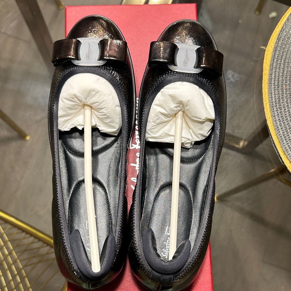 Salvatore Ferragamo Black Patent Vara Bow Flats - Picture 5 of 10